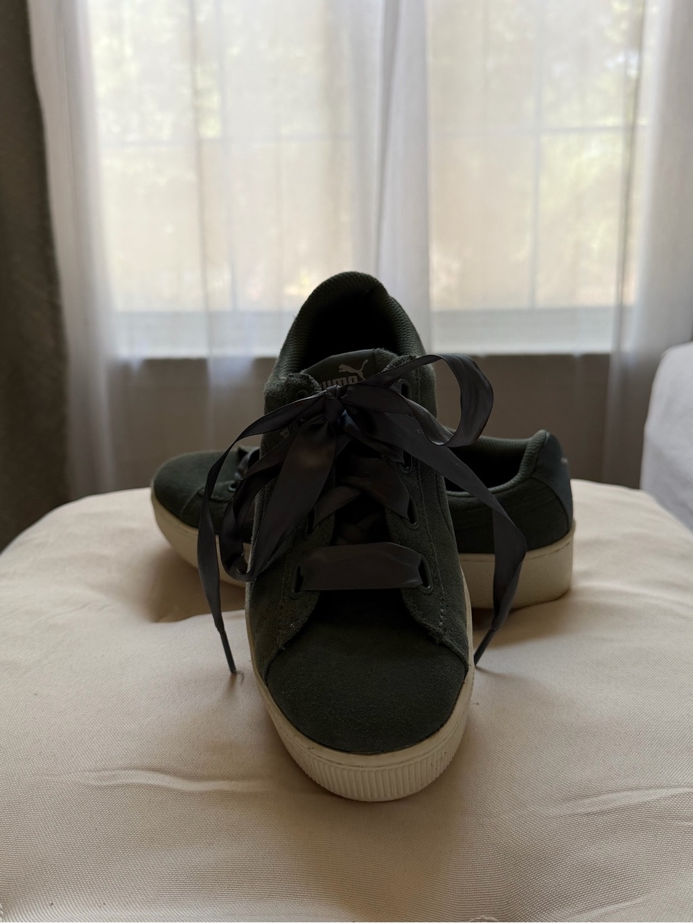 Puma Women’s Suede Sneakers Green Satin Ribbon Laces Size 7.5